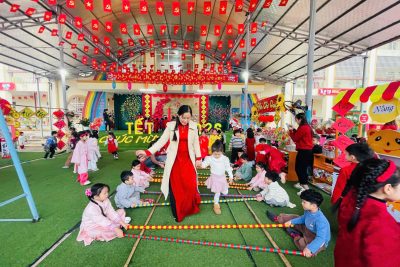 Bé vui hội Xuân