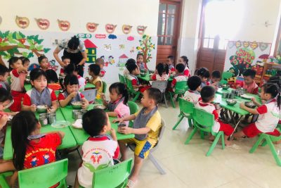 TỔ CHỨC GIỜ ĂN TRƯA CHO CÁC BÉ TẠI TRƯỜNG MẦM NON