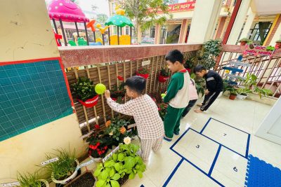 CÁC BÉ CHĂM SÓC CÂY